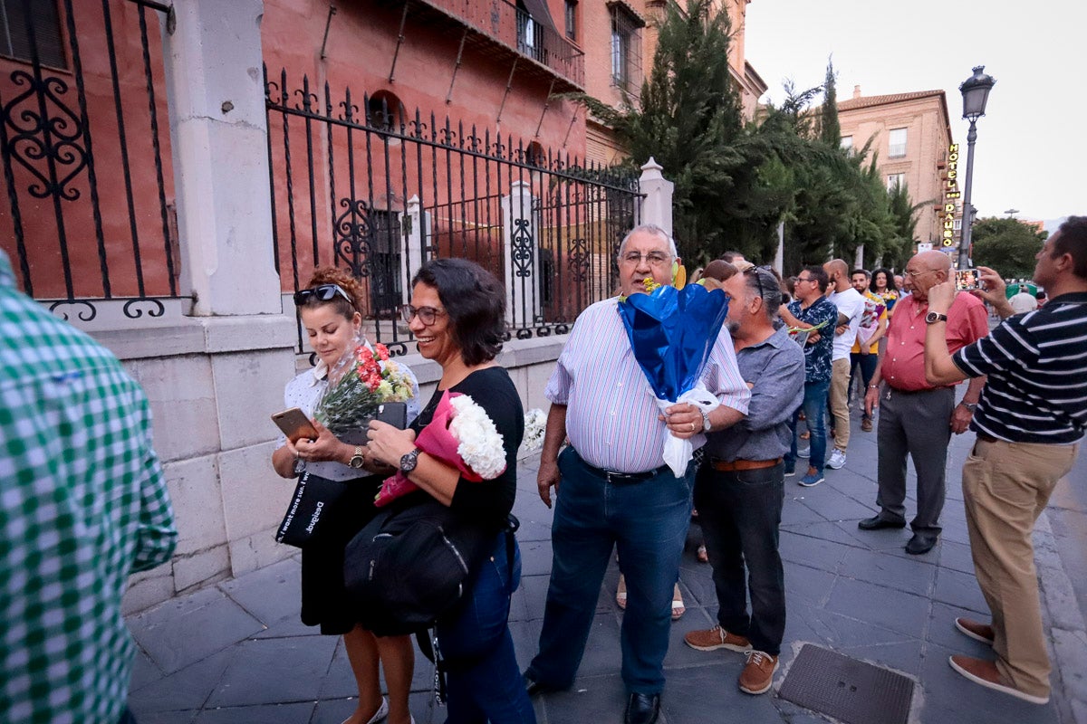 Miles de granadinos se reúnen en la Carrera para llenar de color la Basílica de las Angustias 