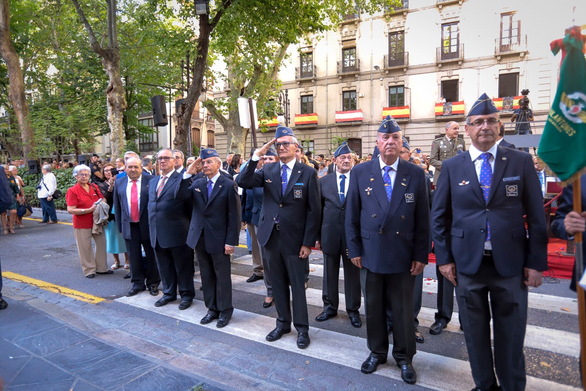 Miles de granadinos se reúnen en la Carrera para llenar de color la Basílica de las Angustias 