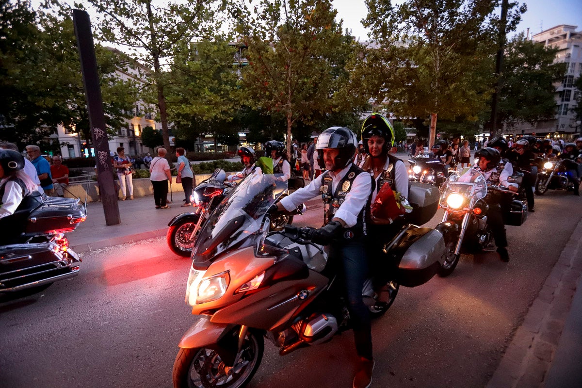 Miles de granadinos se reúnen en la Carrera para llenar de color la Basílica de las Angustias 