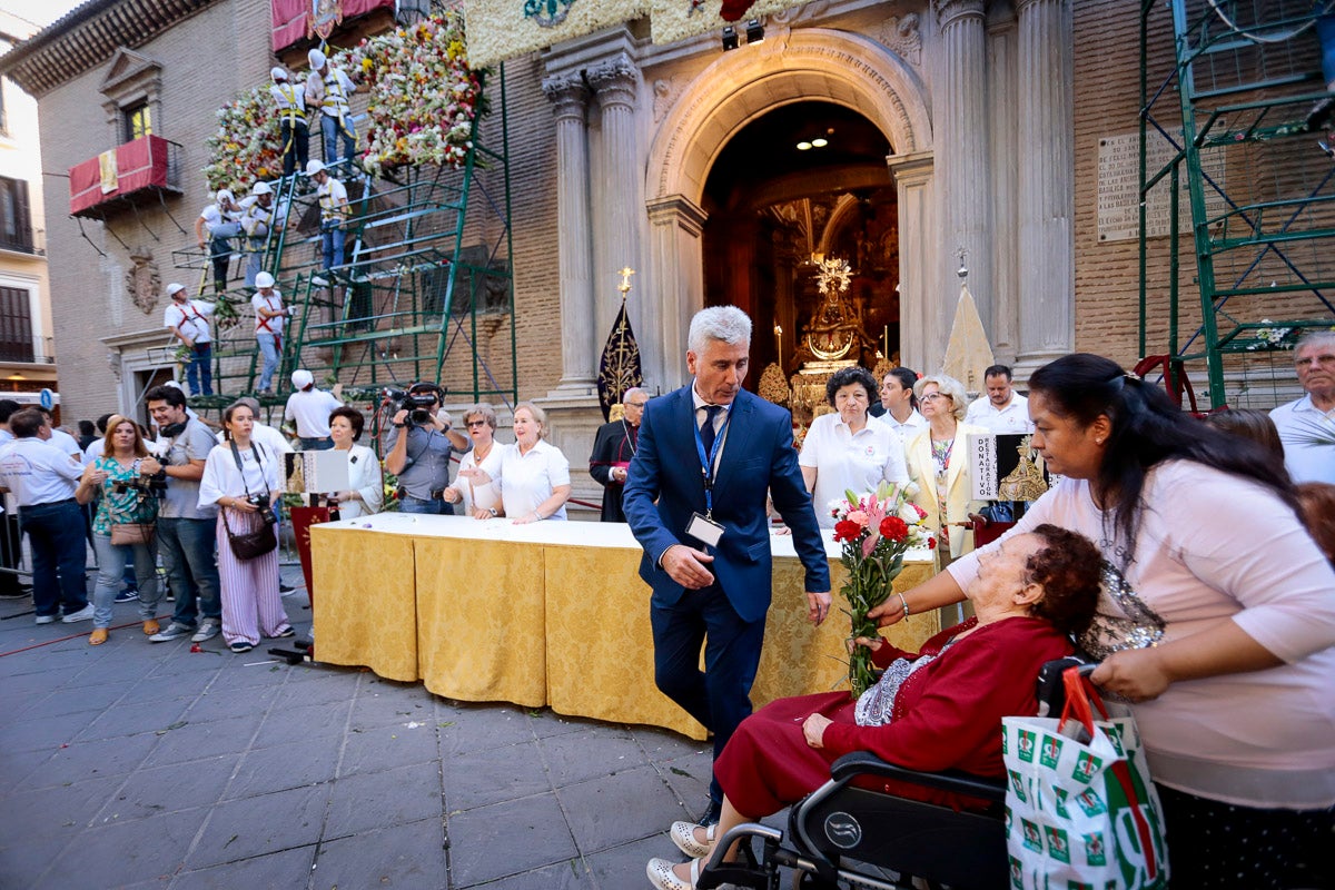 Miles de granadinos se reúnen en la Carrera para llenar de color la Basílica de las Angustias 