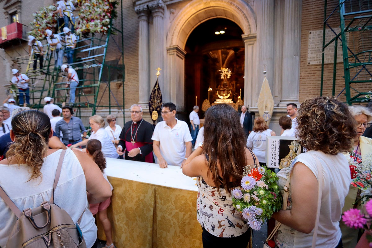 Miles de granadinos se reúnen en la Carrera para llenar de color la Basílica de las Angustias 