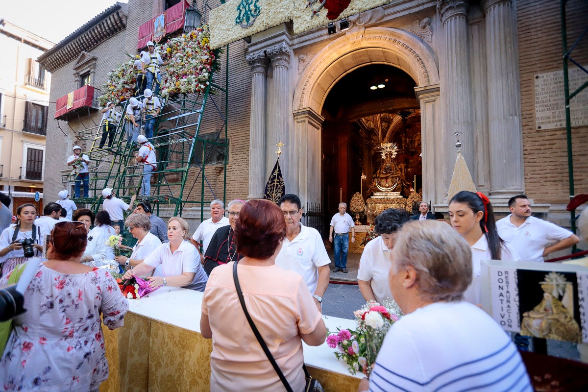 Miles de granadinos se reúnen en la Carrera para llenar de color la Basílica de las Angustias 