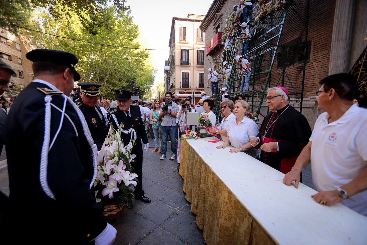 Miles de granadinos se reúnen en la Carrera para llenar de color la Basílica de las Angustias 