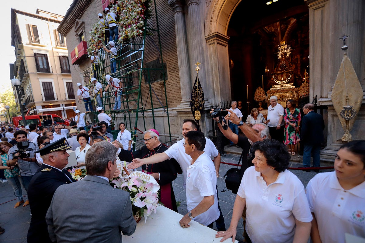 Miles de granadinos se reúnen en la Carrera para llenar de color la Basílica de las Angustias 