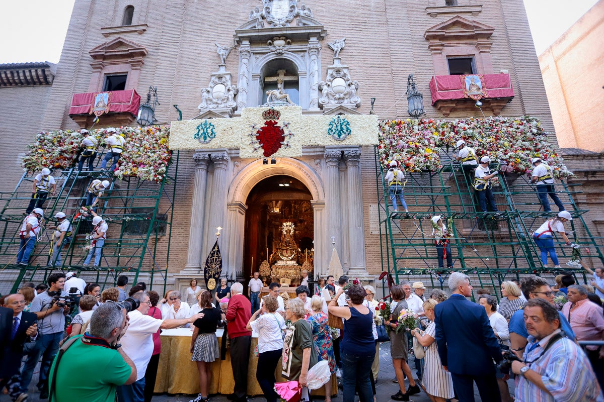 Miles de granadinos se reúnen en la Carrera para llenar de color la Basílica de las Angustias 