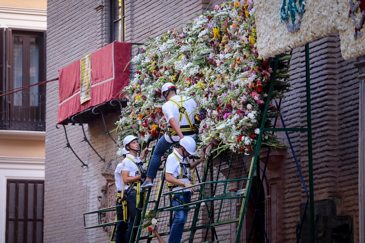 Miles de granadinos se reúnen en la Carrera para llenar de color la Basílica de las Angustias 