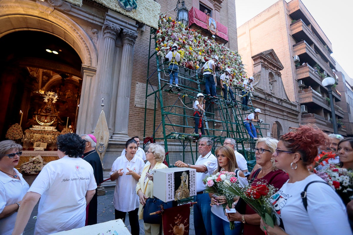 Miles de granadinos se reúnen en la Carrera para llenar de color la Basílica de las Angustias 