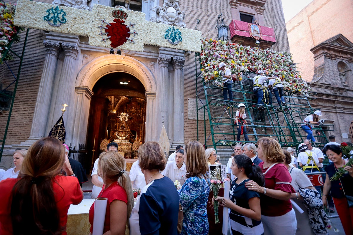 Miles de granadinos se reúnen en la Carrera para llenar de color la Basílica de las Angustias 