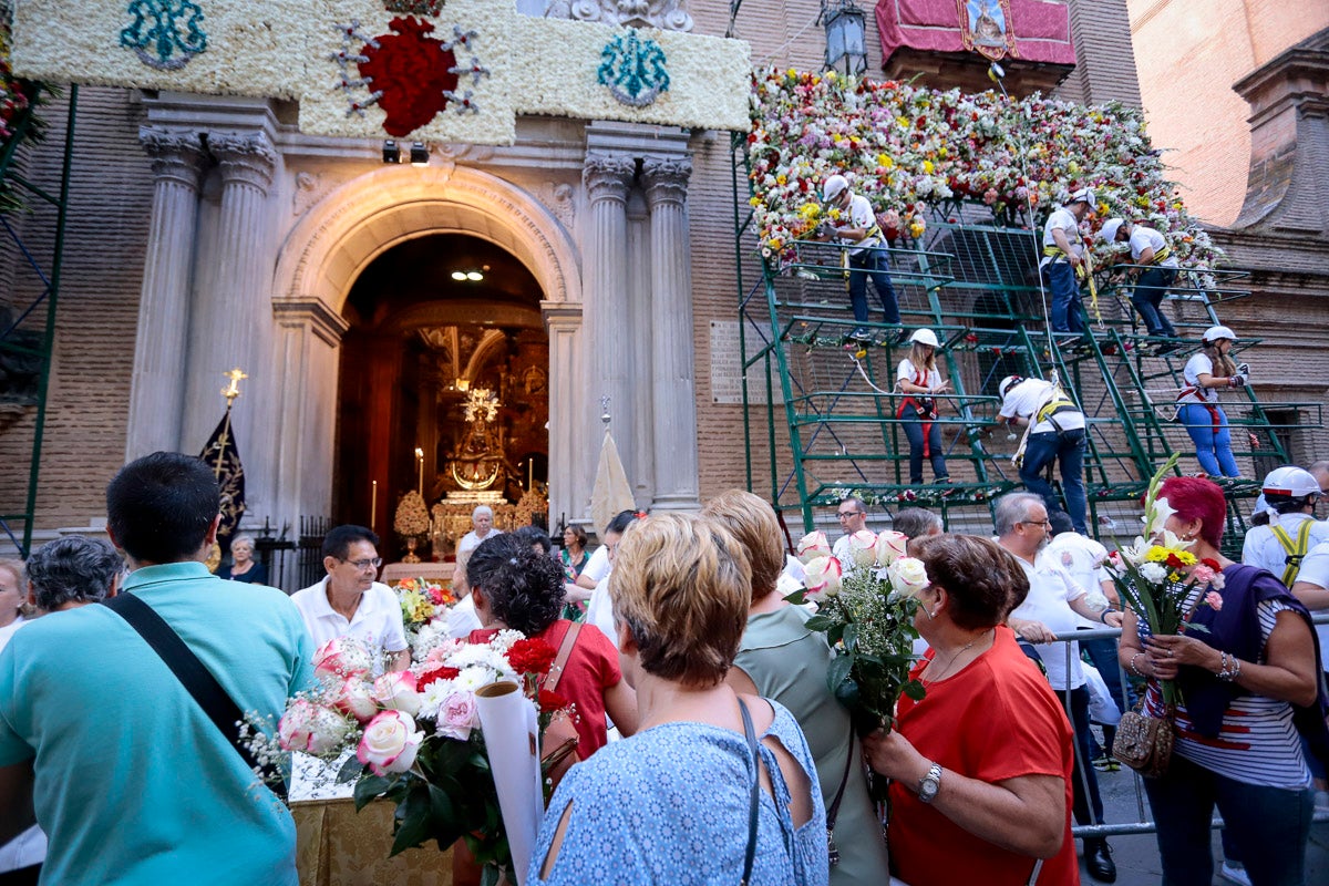 Miles de granadinos se reúnen en la Carrera para llenar de color la Basílica de las Angustias 