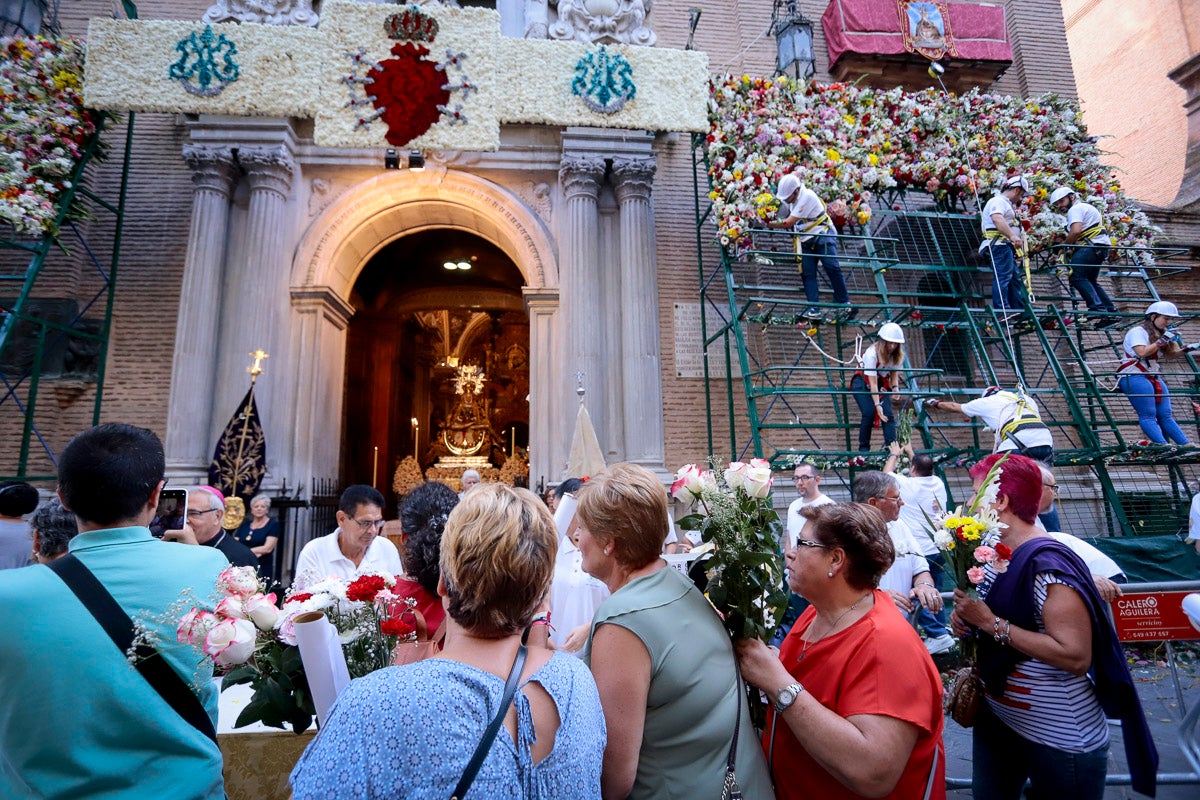 Miles de granadinos se reúnen en la Carrera para llenar de color la Basílica de las Angustias 