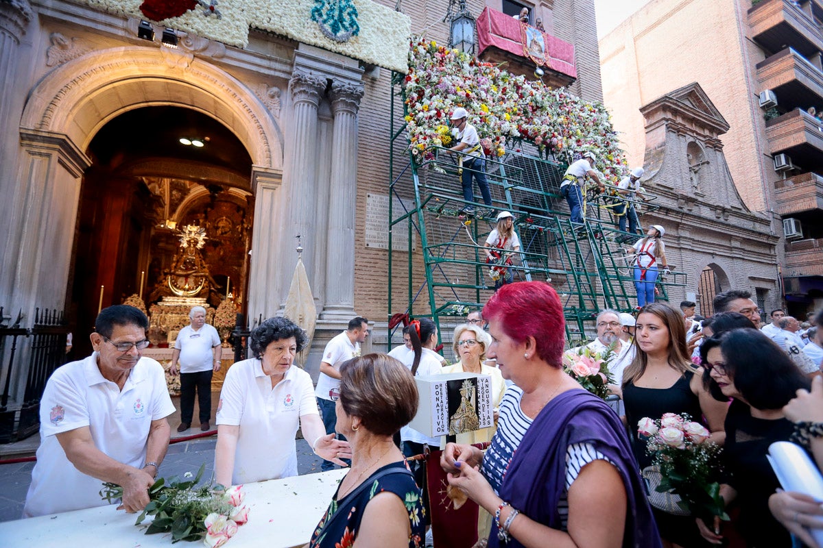 Miles de granadinos se reúnen en la Carrera para llenar de color la Basílica de las Angustias 