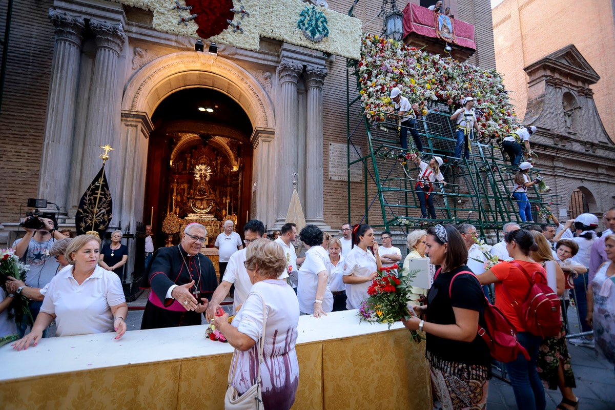 Miles de granadinos se reúnen en la Carrera para llenar de color la Basílica de las Angustias 