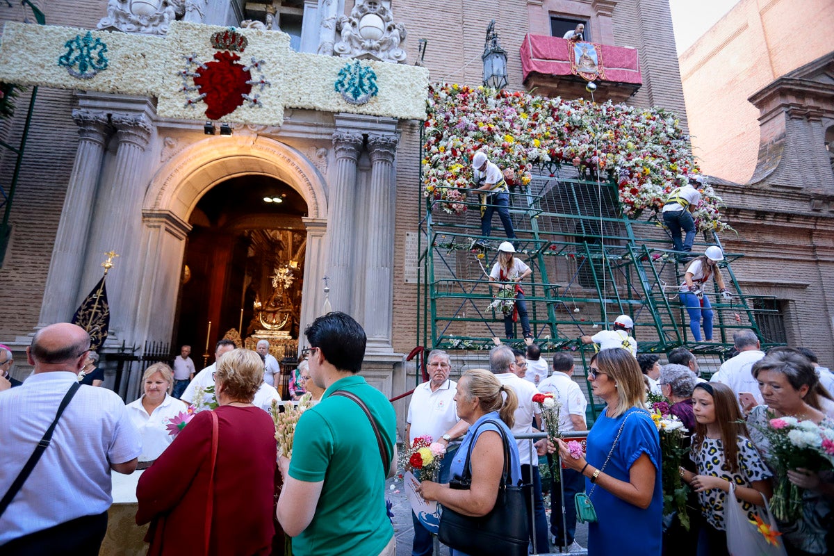 Miles de granadinos se reúnen en la Carrera para llenar de color la Basílica de las Angustias 