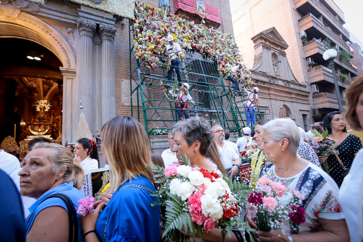 Miles de granadinos se reúnen en la Carrera para llenar de color la Basílica de las Angustias 