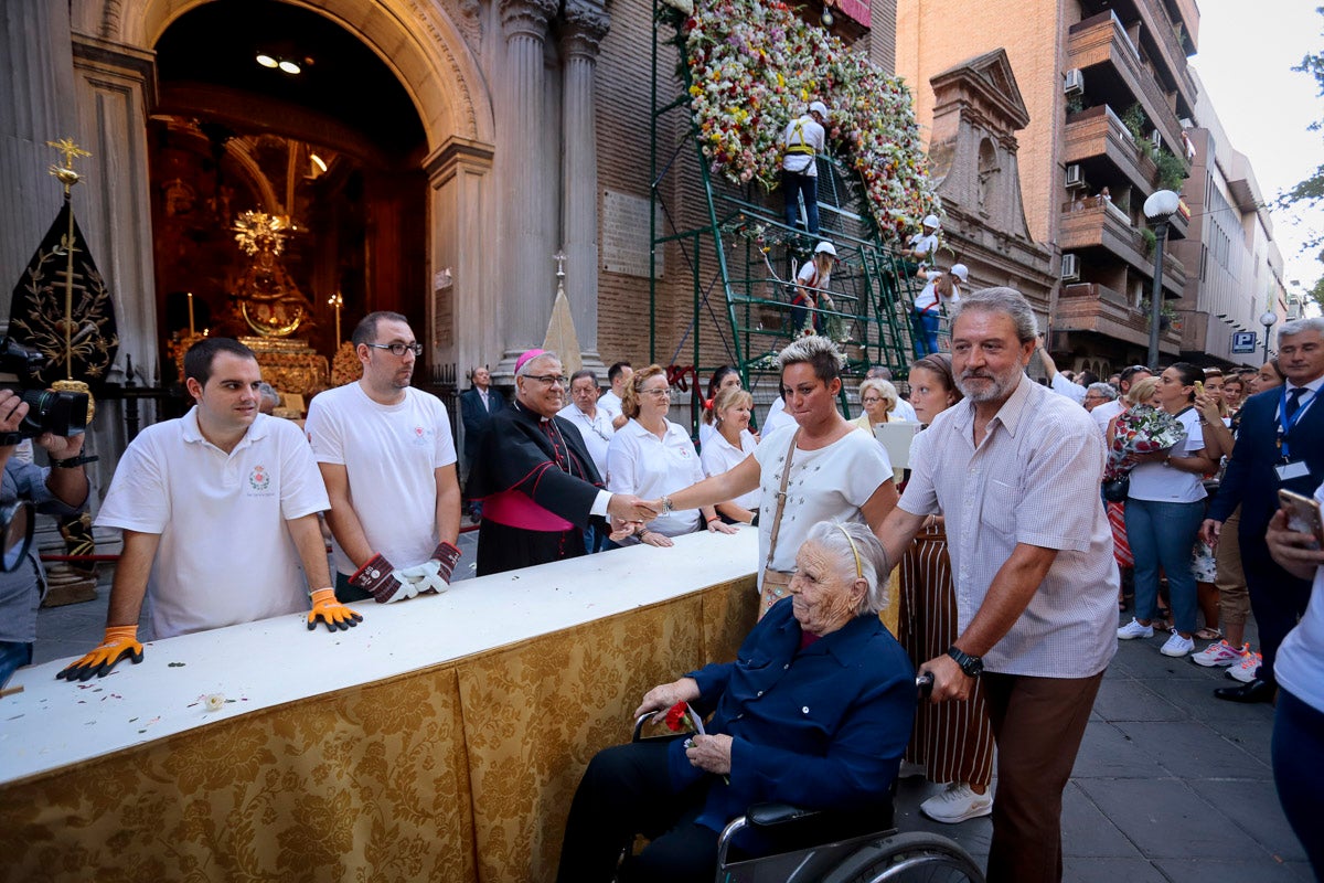 Miles de granadinos se reúnen en la Carrera para llenar de color la Basílica de las Angustias 