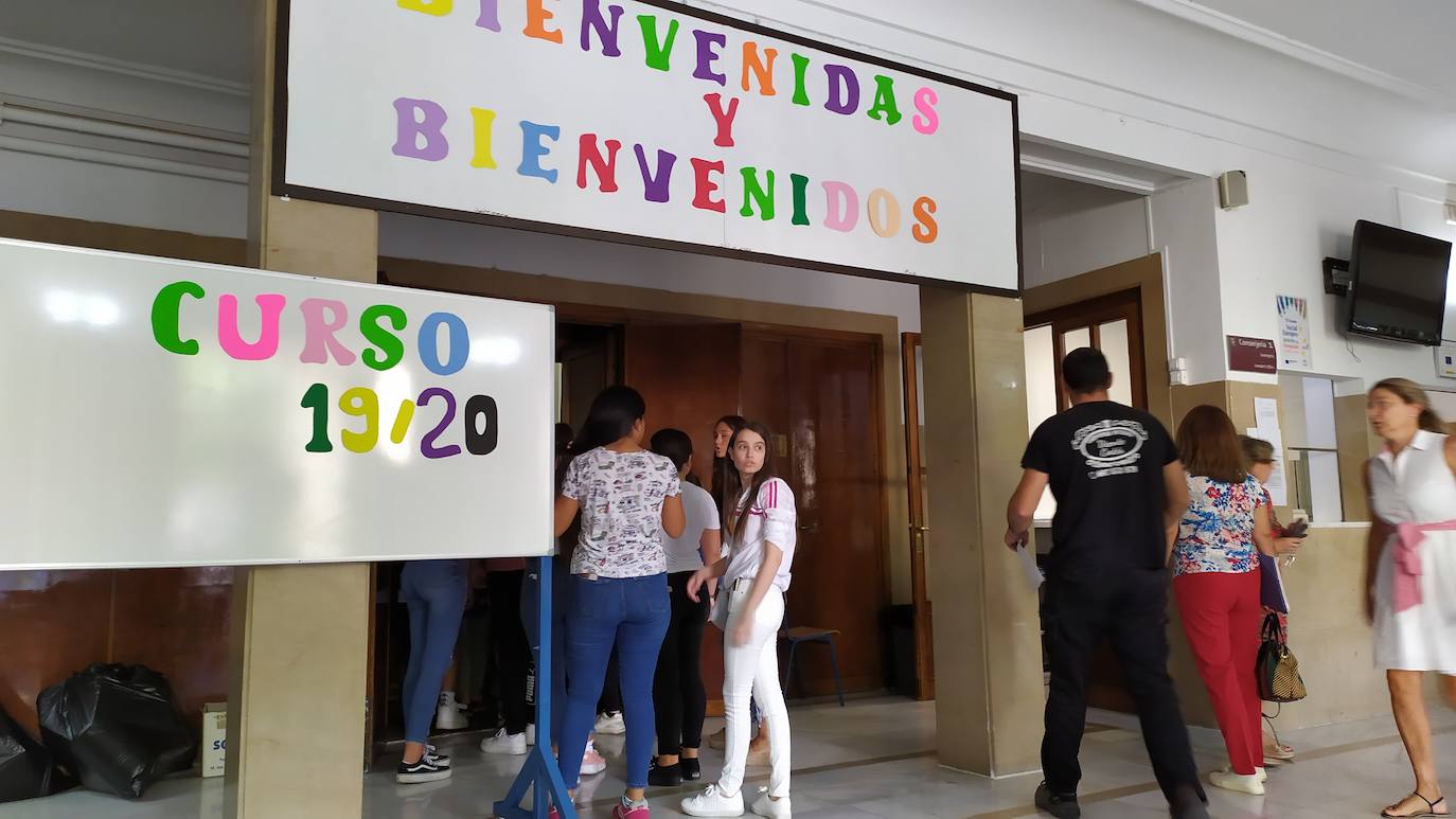 Los alumos jienenses inician el curso sin móvil y con más disciplina