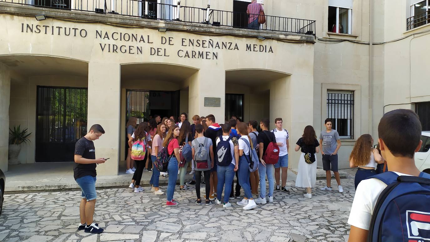 Los alumos jienenses inician el curso sin móvil y con más disciplina
