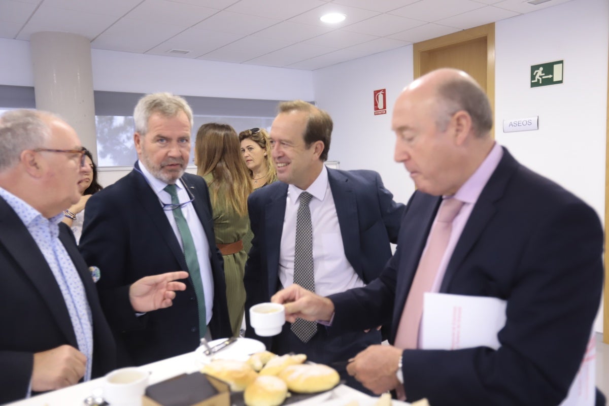 El encuentro, celebrado en el foro de Motril y organizado por IDEAL y la Cámara de Comercio de Motril, ha reunido a diversas personalidades del ámbito político y empresarial provincial