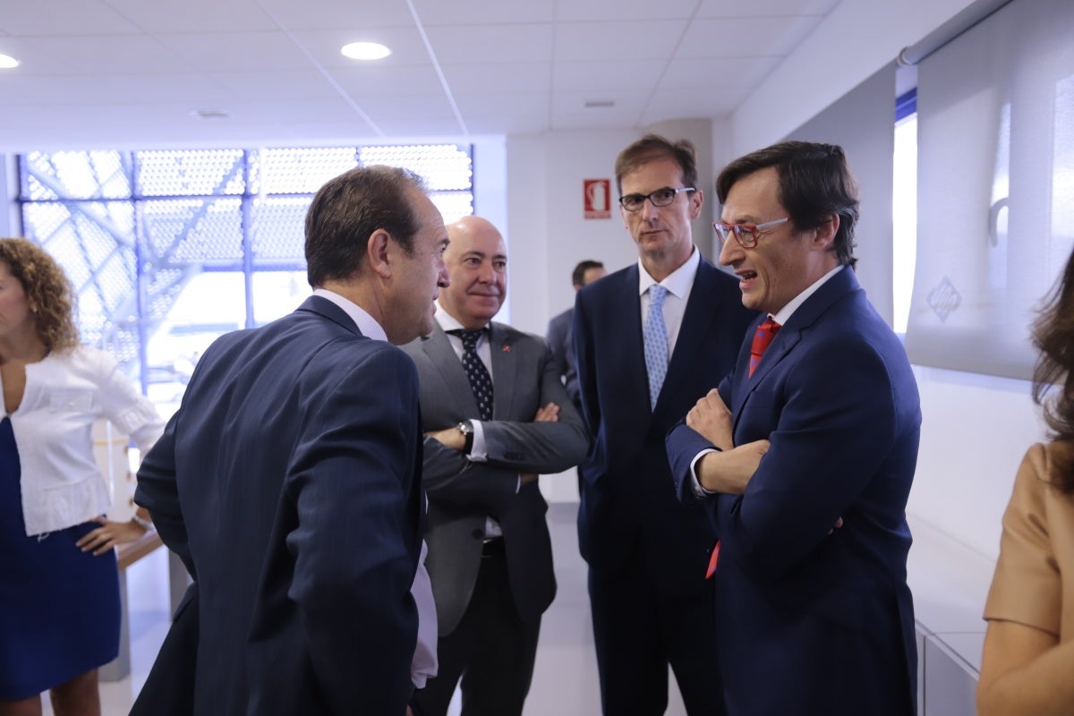 El encuentro, celebrado en el foro de Motril y organizado por IDEAL y la Cámara de Comercio de Motril, ha reunido a diversas personalidades del ámbito político y empresarial provincial