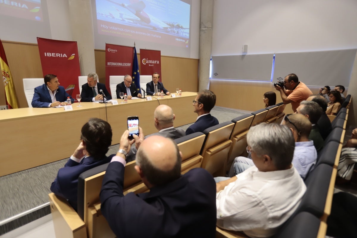 El encuentro, celebrado en el foro de Motril y organizado por IDEAL y la Cámara de Comercio de Motril, ha reunido a diversas personalidades del ámbito político y empresarial provincial