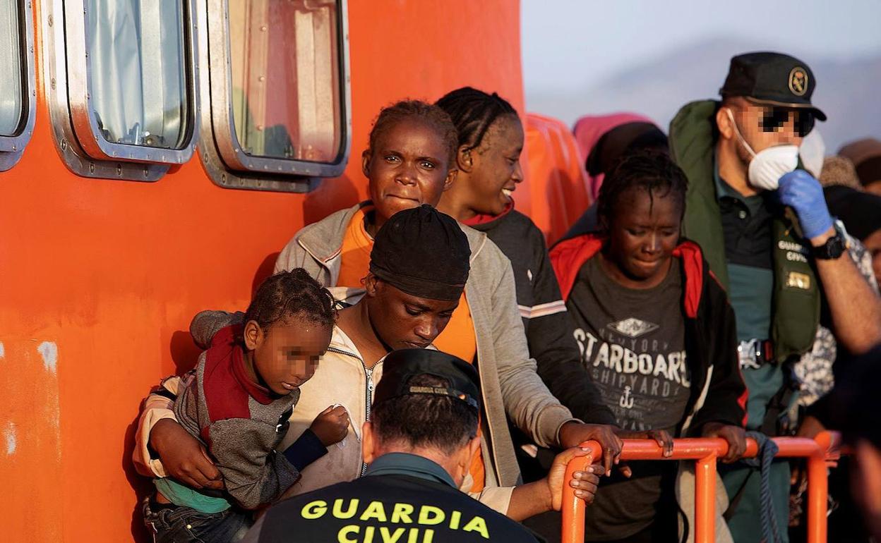 Imagen de los inmigrantes que llegaron en patera a Motril el 16 de septiembre.