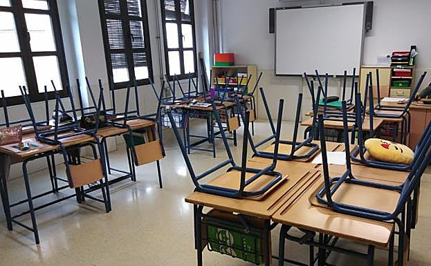Imagen principal - Aulas vacías en el colegio de Bérchules.