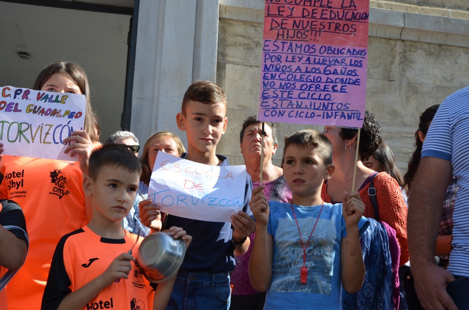 Los alumnos de Bérchules y Torvizcón han comenzado una huelga indefinida por la que no volverán a clase hasta que se solucione esta situación