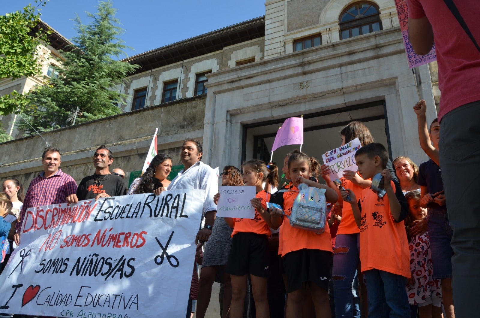 Los alumnos de Bérchules y Torvizcón han comenzado una huelga indefinida por la que no volverán a clase hasta que se solucione esta situación