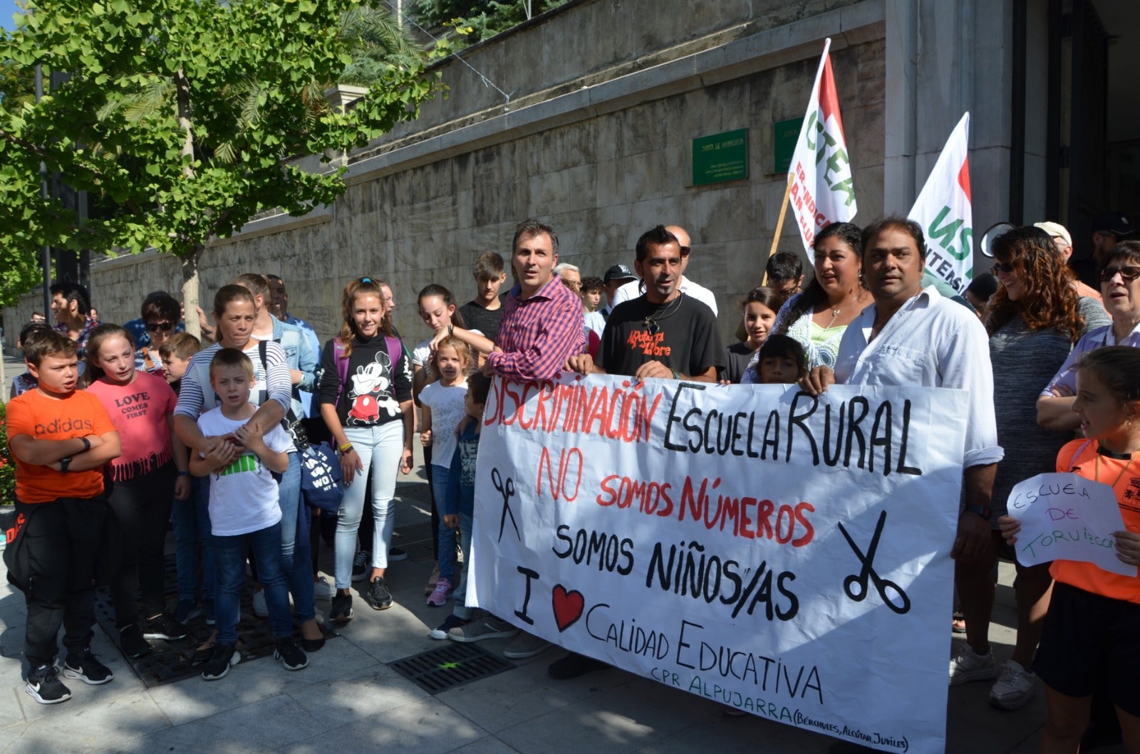 Los alumnos de Bérchules y Torvizcón han comenzado una huelga indefinida por la que no volverán a clase hasta que se solucione esta situación