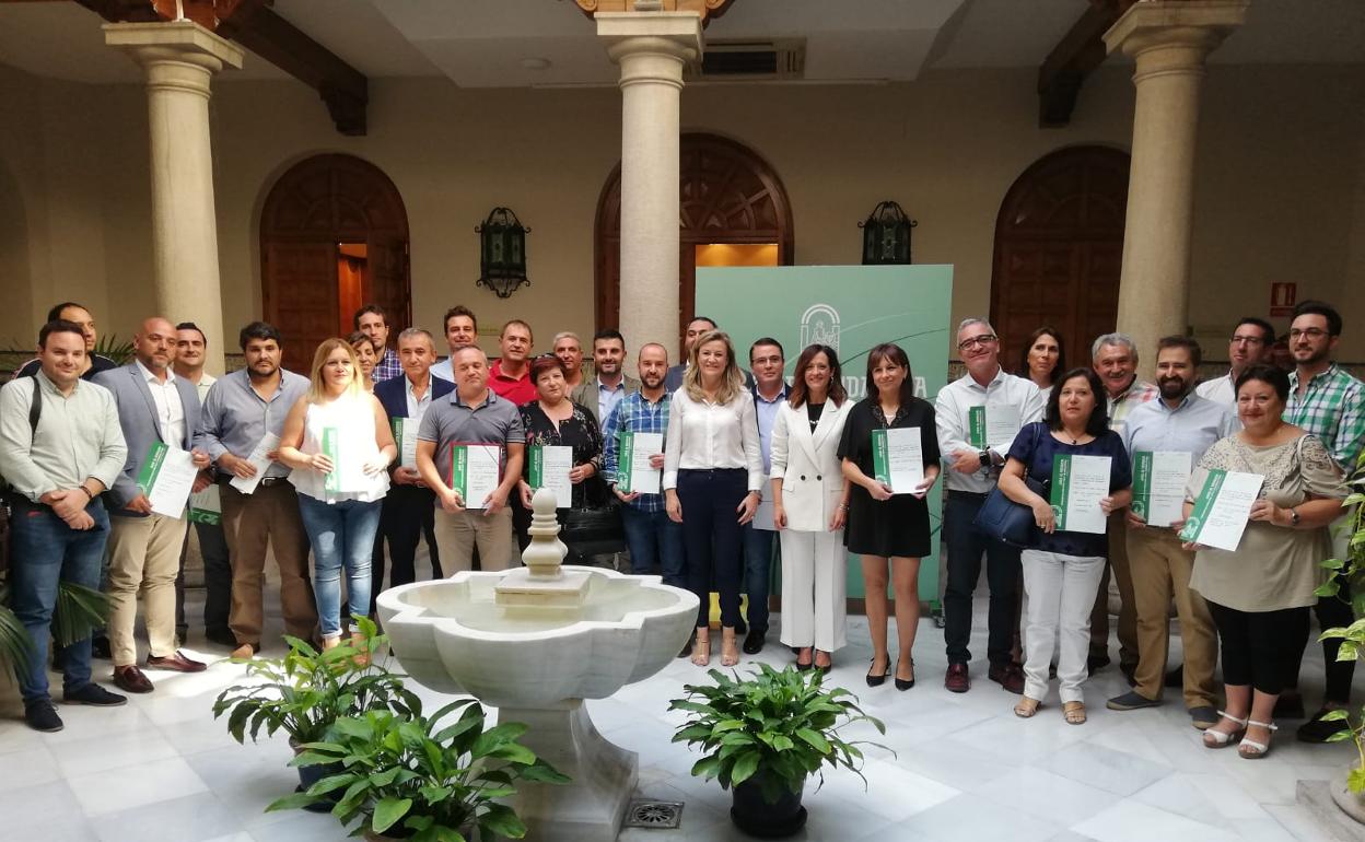 La delegada del Gobierno, Maribel Lozano, ha posado con los representantes de los ayuntamientos