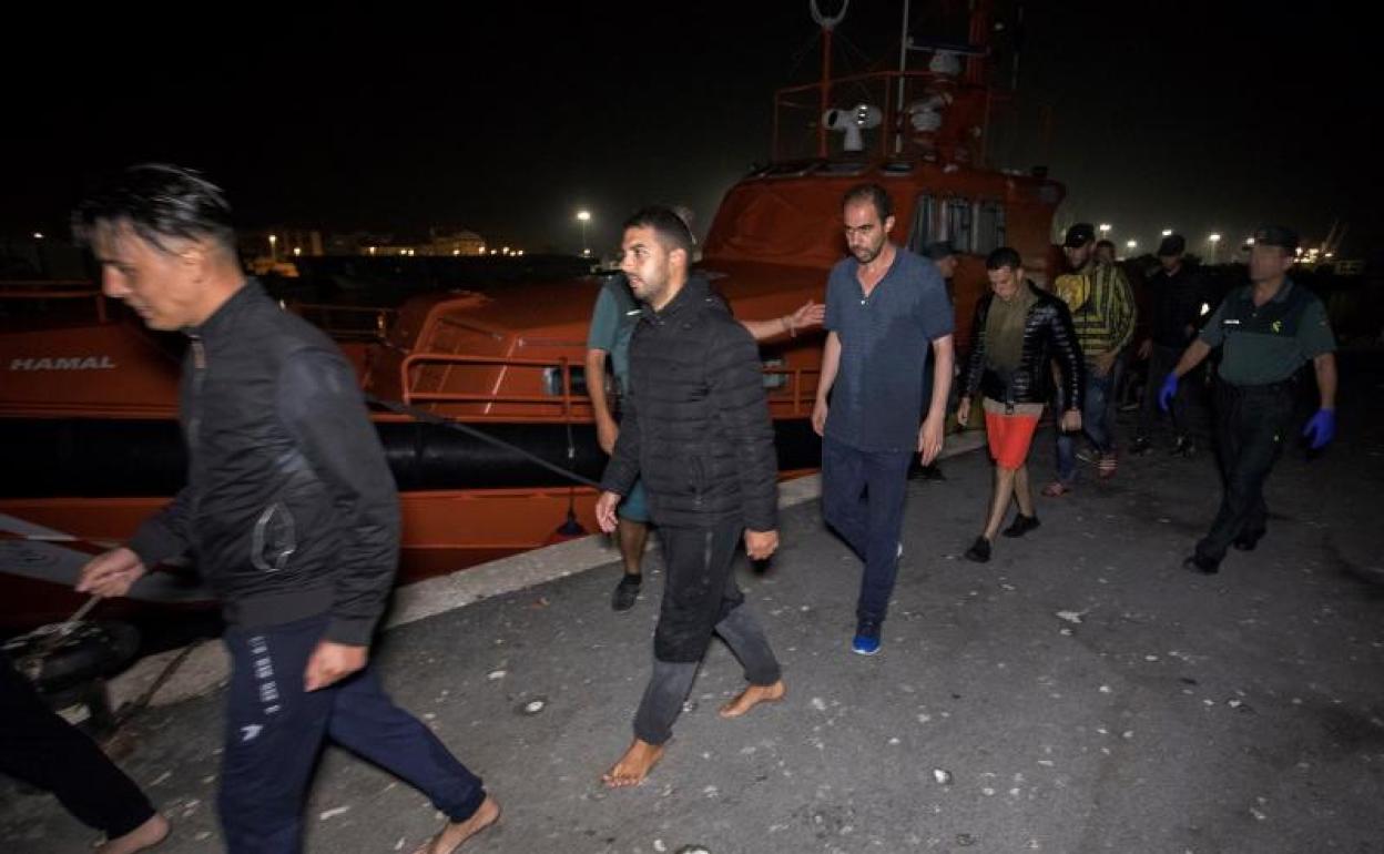 Los inmigrantes a su llegada al puerto de Motril.