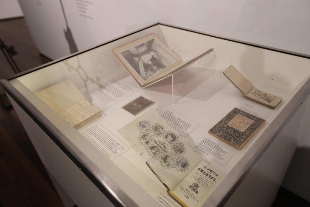 A través de una amplia muestra del archivo personal recién incorporado al Centro, la muestra se asoma a temas centrales de la vida y obra del poeta: el amor, el deseo y el sexo