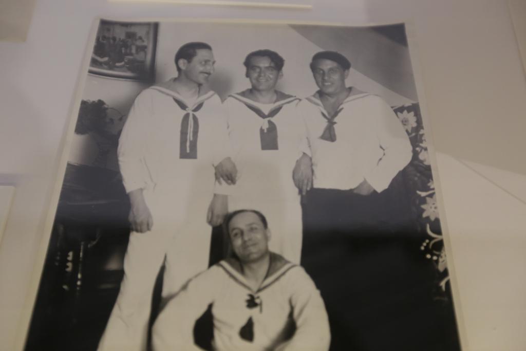 A través de una amplia muestra del archivo personal recién incorporado al Centro, la muestra se asoma a temas centrales de la vida y obra del poeta: el amor, el deseo y el sexo