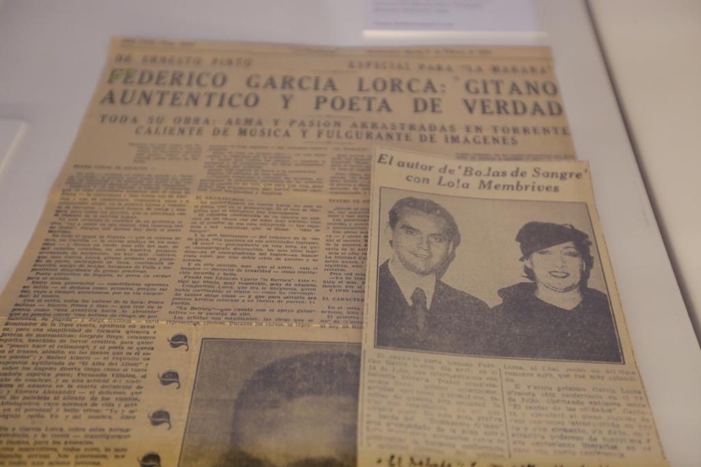 A través de una amplia muestra del archivo personal recién incorporado al Centro, la muestra se asoma a temas centrales de la vida y obra del poeta: el amor, el deseo y el sexo