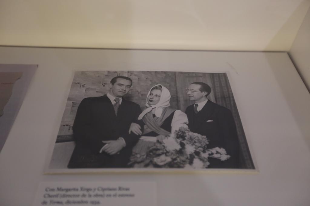 A través de una amplia muestra del archivo personal recién incorporado al Centro, la muestra se asoma a temas centrales de la vida y obra del poeta: el amor, el deseo y el sexo