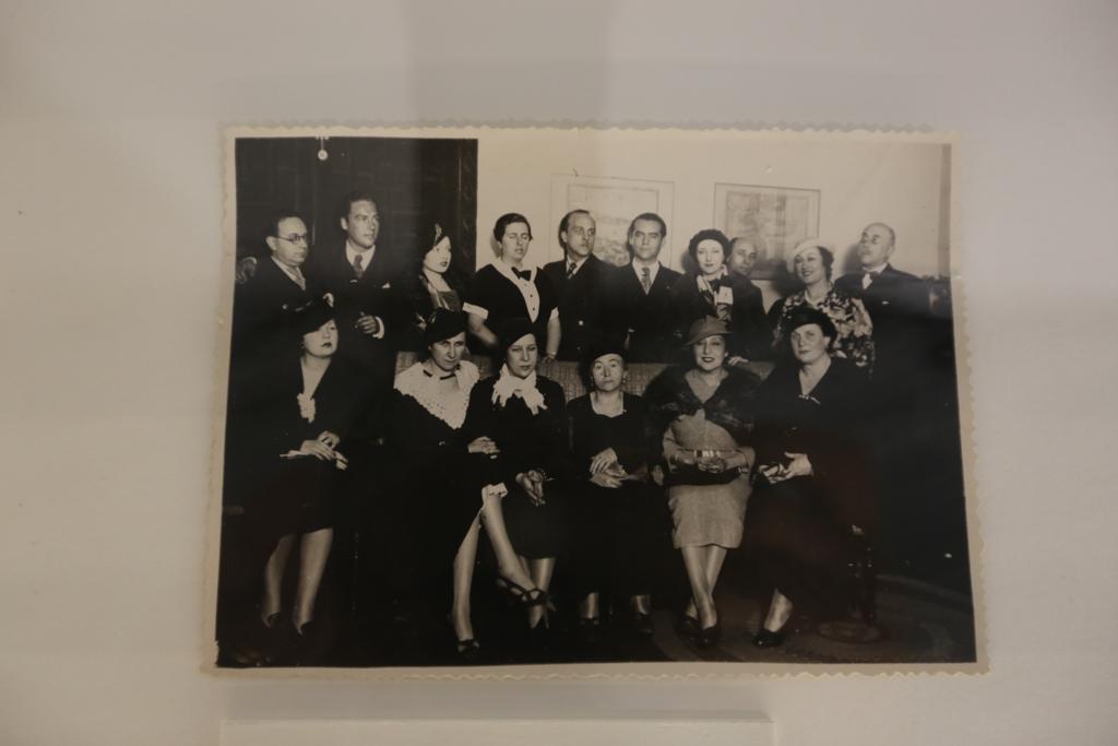 A través de una amplia muestra del archivo personal recién incorporado al Centro, la muestra se asoma a temas centrales de la vida y obra del poeta: el amor, el deseo y el sexo