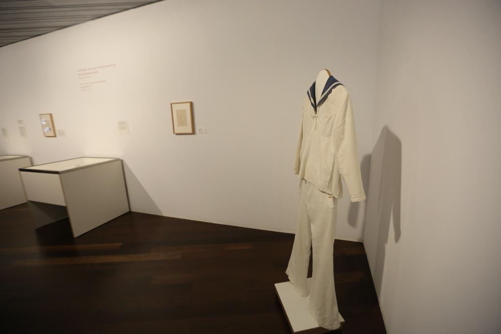 A través de una amplia muestra del archivo personal recién incorporado al Centro, la muestra se asoma a temas centrales de la vida y obra del poeta: el amor, el deseo y el sexo