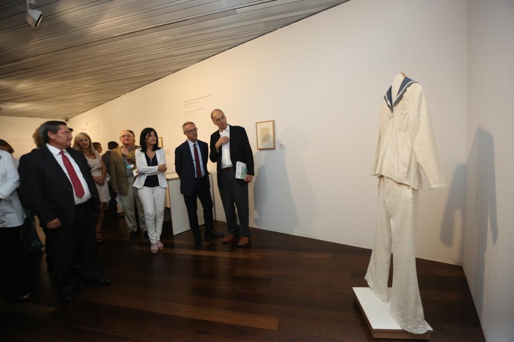 A través de una amplia muestra del archivo personal recién incorporado al Centro, la muestra se asoma a temas centrales de la vida y obra del poeta: el amor, el deseo y el sexo