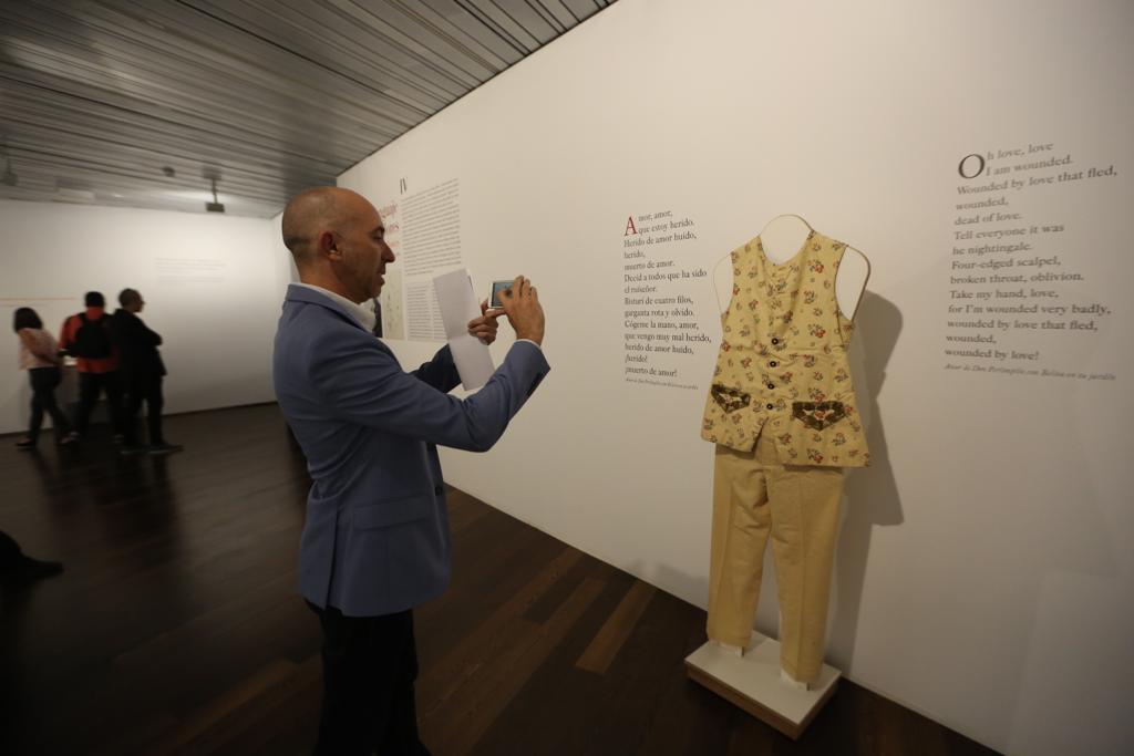 A través de una amplia muestra del archivo personal recién incorporado al Centro, la muestra se asoma a temas centrales de la vida y obra del poeta: el amor, el deseo y el sexo