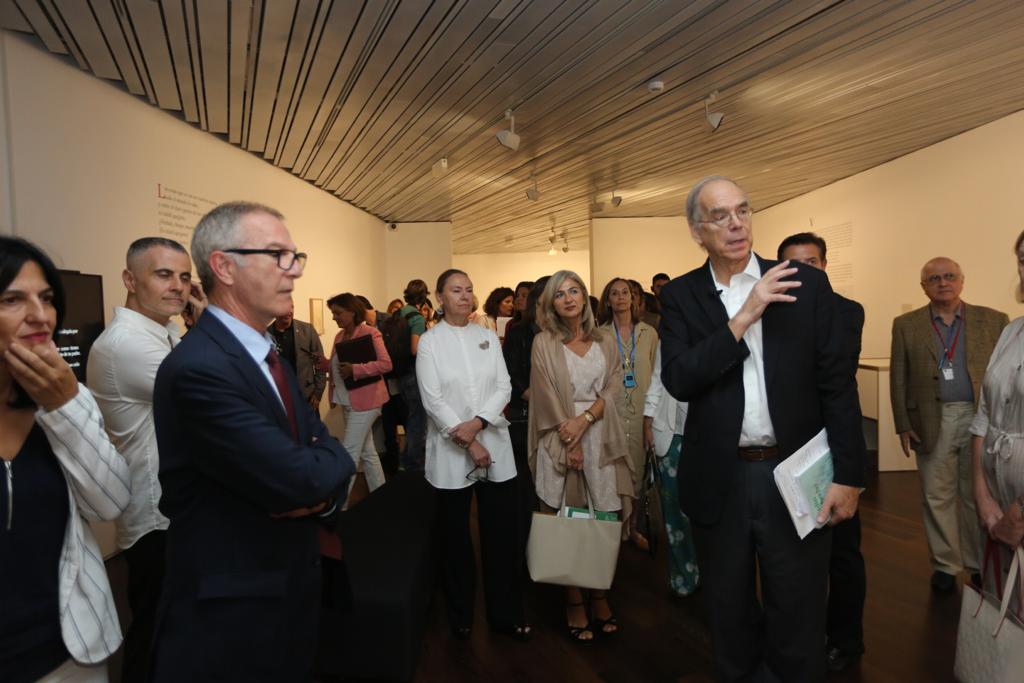 A través de una amplia muestra del archivo personal recién incorporado al Centro, la muestra se asoma a temas centrales de la vida y obra del poeta: el amor, el deseo y el sexo