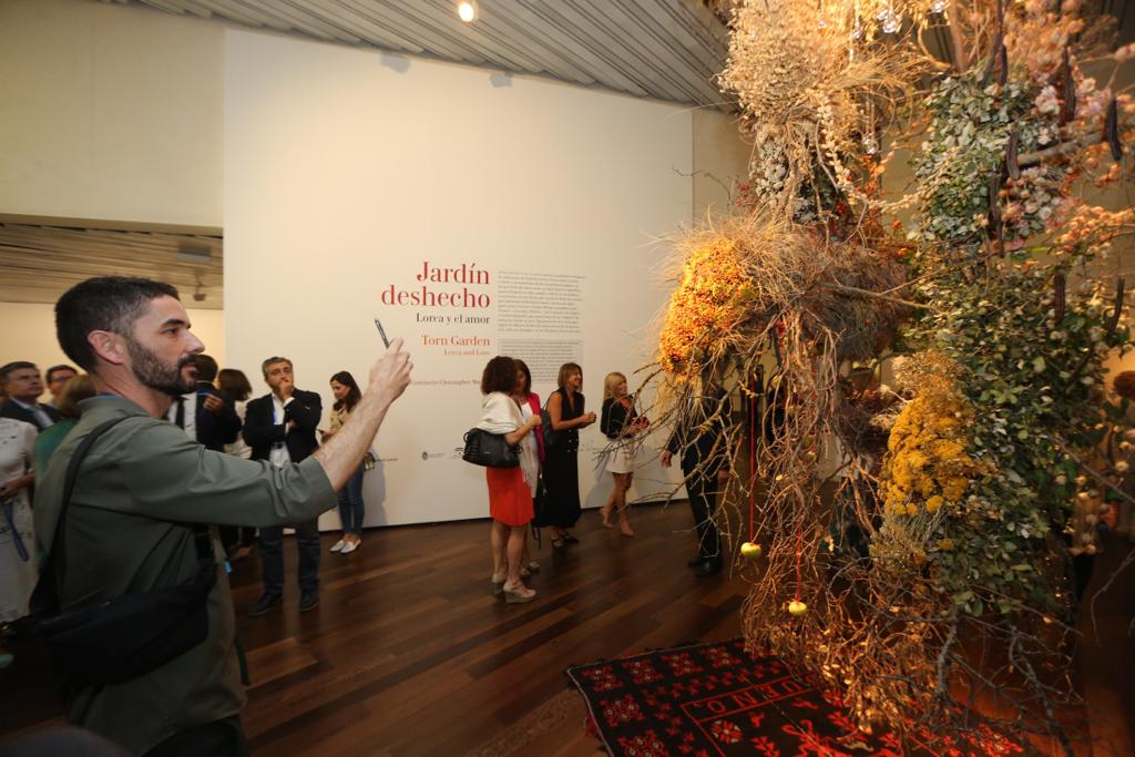 A través de una amplia muestra del archivo personal recién incorporado al Centro, la muestra se asoma a temas centrales de la vida y obra del poeta: el amor, el deseo y el sexo