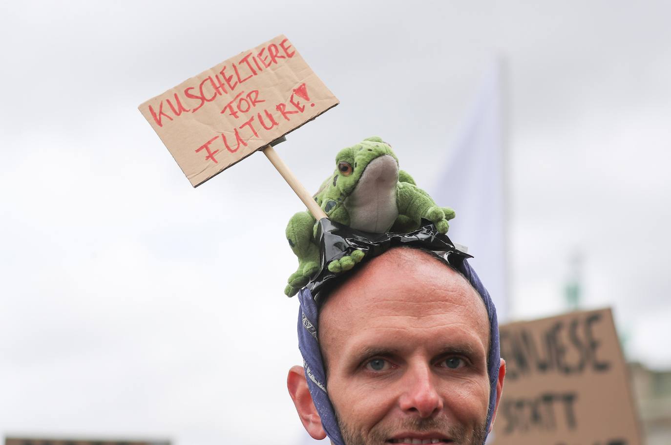 Un hombre protesta en Berlín. 