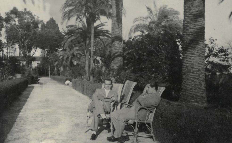 Federico García Lorca y Rafael Rodríguez Rapún en los jardines del Hotel Reina Cristina, Algeciras