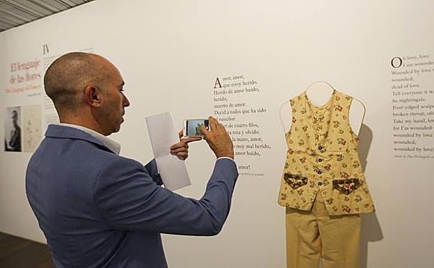 Fotografiando con el móvil una de las piezas de la exposición.