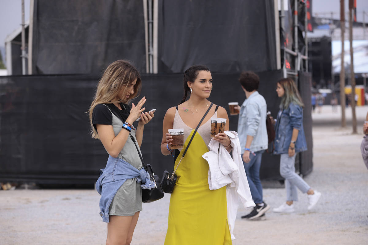 El festival con el que 'acaba el verano' reúne a miles de personas en el Cortijo del Conde de Granada 