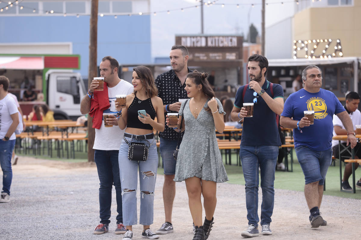 El festival con el que 'acaba el verano' reúne a miles de personas en el Cortijo del Conde de Granada 