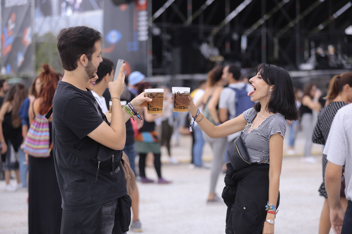 El festival con el que 'acaba el verano' reúne a miles de personas en el Cortijo del Conde de Granada 