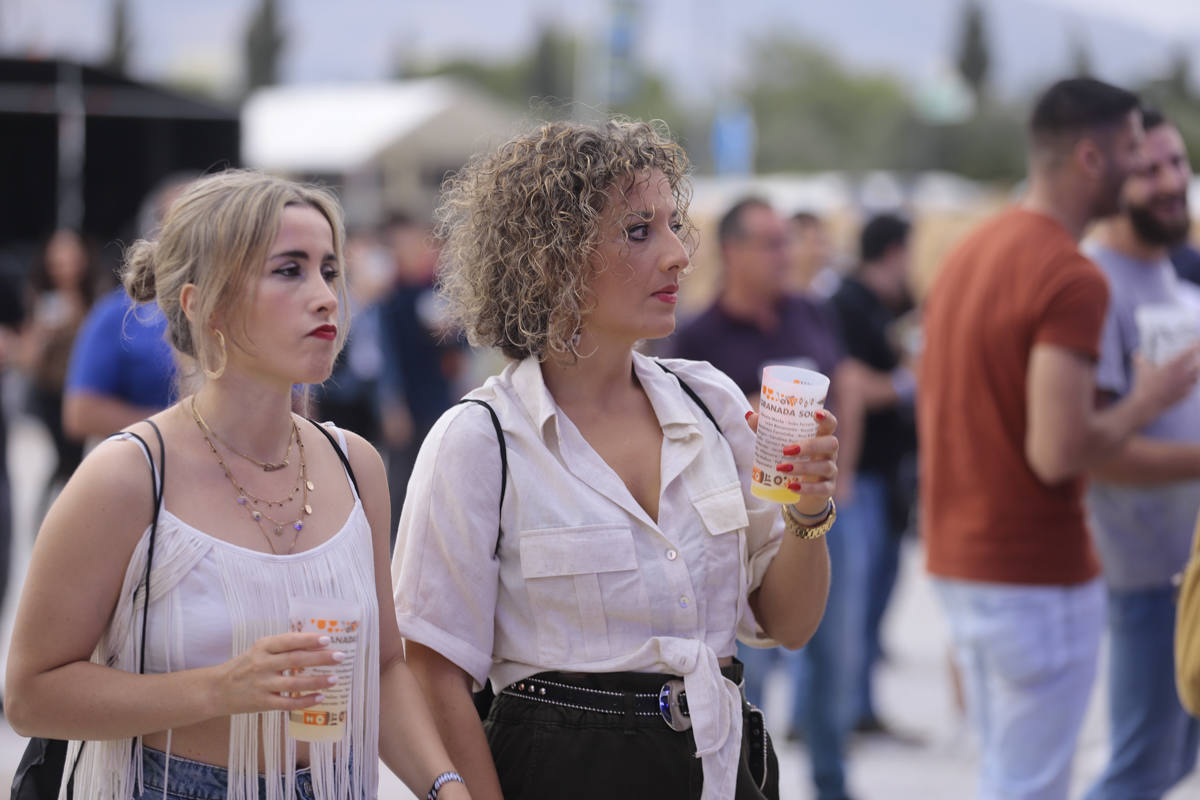 El festival con el que 'acaba el verano' reúne a miles de personas en el Cortijo del Conde de Granada 