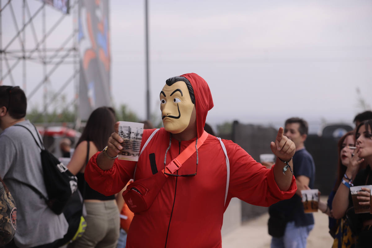 El festival con el que 'acaba el verano' reúne a miles de personas en el Cortijo del Conde de Granada 