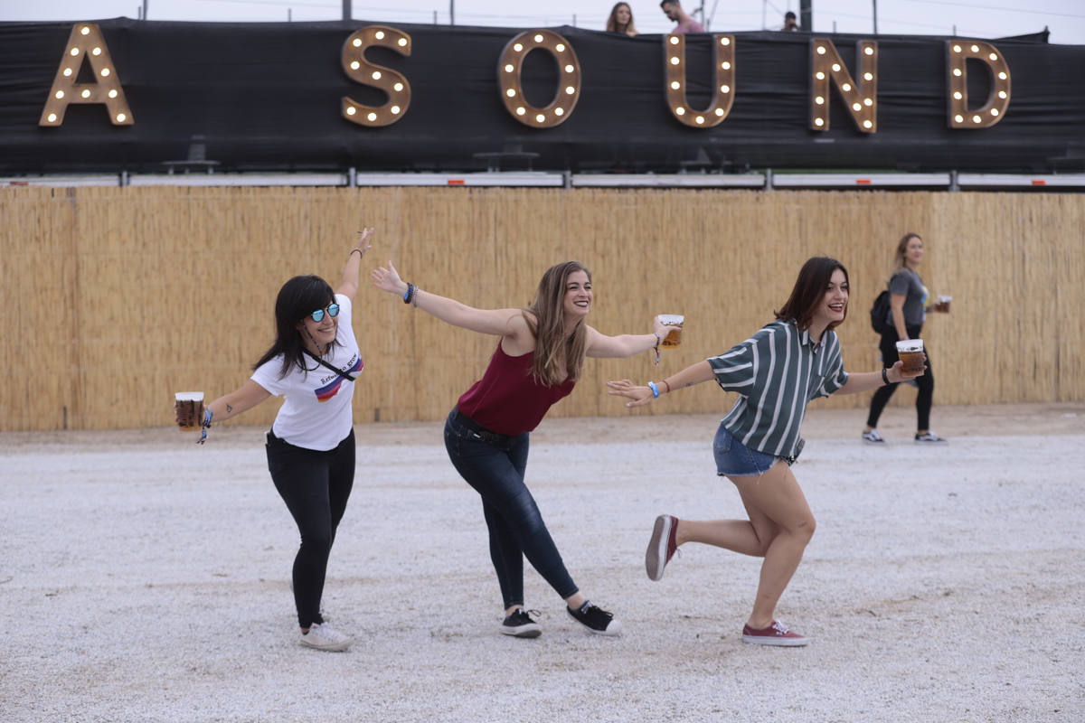 El festival con el que 'acaba el verano' reúne a miles de personas en el Cortijo del Conde de Granada 